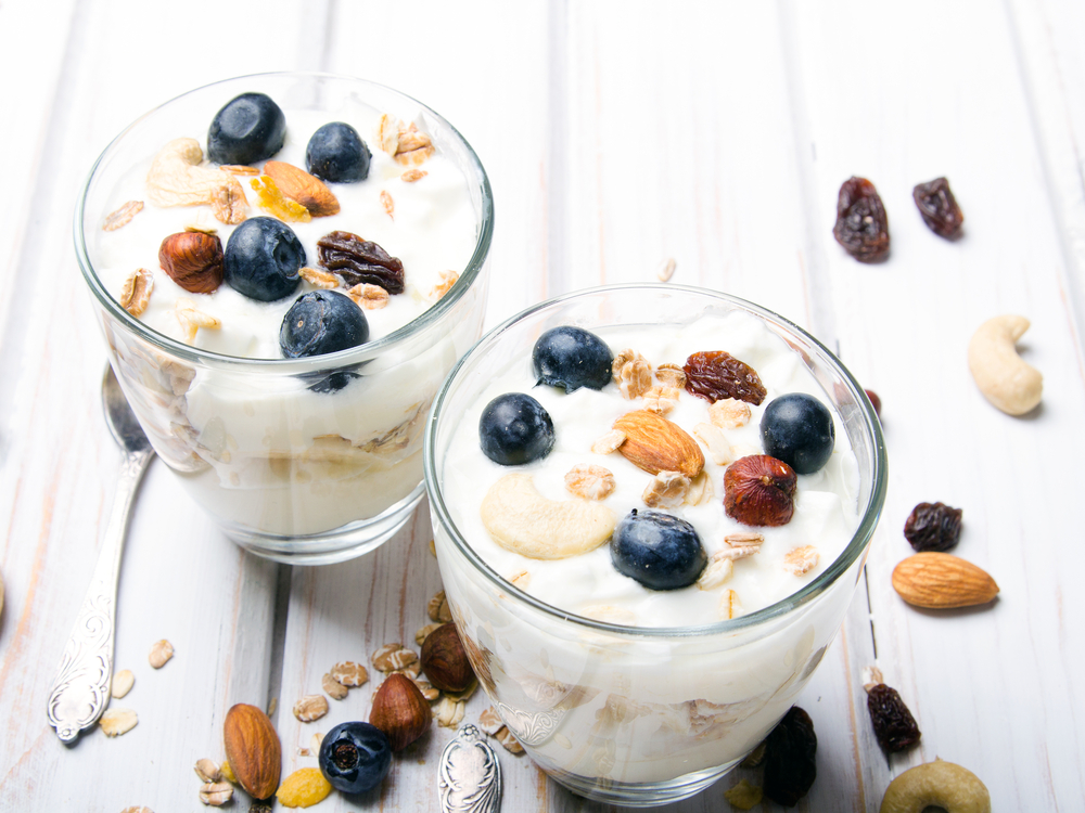 greek yogurt with granola for protein snack